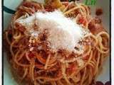 Spaghettis bolognèse aux légumes d'été , courgettes et poivrons