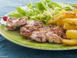 Brochettes de porc type souvlaki, frites de pommes de terre au four