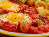Chakchouka aux olives et pommes de terre sautées