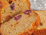 Gâteau du matin à la farine d’amandes, aux cerises et pistaches