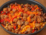 Poêlée aux merguez, poivrons grillés, pois chiches et olives