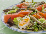 Salade d’asperges vertes aux oeufs et à la truite fumée