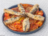Salade de tomates aux sardines farcies à l’origan et enroulées dans de la pâte filo