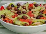 Salade de tomates et de concombre aux olives et haricots blancs