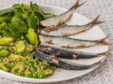 Sardines, semoule aux fèves, petits pois et fines herbes