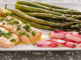 Saumon aux asperges vertes, radis et oignons nouveaux au four