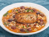 Soupe italienne aux haricots blancs, légumes, olives, amandes et crostini