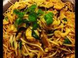 Wok de nouilles et légumes asiatiques au poulet
