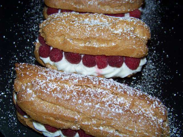 Disque de meringue chantilly-framboise, éclair deux chocolats