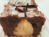 Cake poires pochées entières et chocolat