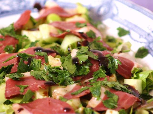 Salade verte, magret séché, framboises et pomme Granny