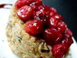Salade de quinoa aux cranberries (canneberges) rôties au four, comme un gâteau salé