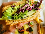 Burger de tofu aux épinards avec salade de chou rouge