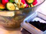 Salade de pâtes, courgettes, feta, et moult bonnes choses qui va directement dans les boîtes à lunch