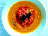 Soupe de  carottes, lentilles rouges et gingembre, avec garniture de tomates et spiruline