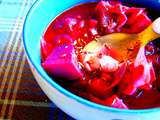 Soupe rouge aux betteraves, chou rouge et oignon rouge