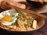Riz frit à la coréenne : kimchi bokkeum bap au kimchi maison et au tofu croustillant