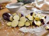 Avant de cuire mes aubergines, je fais toujours ça (et ça change tout au goût)