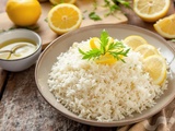 Ce que j’ajoute à l’eau du riz : fini le riz collant, et le goût est bluffant