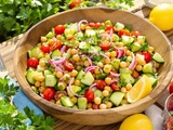 Cette salade pois chiches-concombre est devenue mon repas complet préféré de l’été