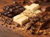 Chocolat noir, lait, cru… j’ai comparé (et je vous dis lequel est vraiment le meilleur)