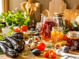 Comment je transforme mes récoltes de fin d’été en délicieuses conserves maison