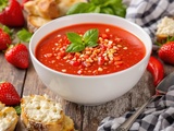 Gaspacho de fraises pimentées : l’alliance sucré-épicé qui va vous faire vibrer