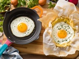 Œufs au plat dans poêle en silicone ou papillote : ma technique inratable