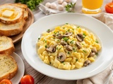Oeufs brouillés crémeux aux champignons, idéal pour un brunch pluvieux