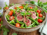 Salade fraîche de thon mi-cuit, tomates cerises et haricots verts du potager