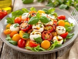 Salade mozzarella-tomates qui reste fraîche même par 35°c (recette testée)