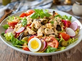 Salade niçoise : découvrez la vraie recette traditionnelle (et ce qu’on oublie souvent)