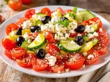 Son assaisonnement secret donne à sa salade grecque un vrai goût de Méditerranée