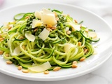 Spaghettis de courgette froids, pesto roquette & pignons : la recette bluffante