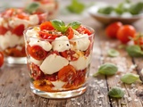Tiramisu salé tomate-mozza : l’entrée fraîche et bluffante que tout le monde va copier cet été