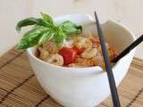 Noodles avec tomates, crevettes et cabus
