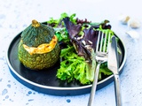 Courgettes farcies au poulet, tomates confites et pesto