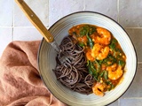 Nouilles de sarrasin, sauce aux crevettes, épinards et pesto rosso