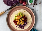 Tacos aux crevettes, haricots rouges, chou rouge et avocat