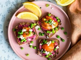 Tartine de betterave à la feta et truite fumée