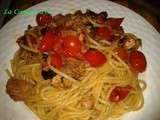 Spaghetti au thon, tomates cerises, olives noires et basilic