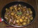 Pommes de terre grenaille sautées aux saucisses et courgette