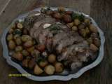 Rôti de porc au thym, sauce à l'ail et rattes au four