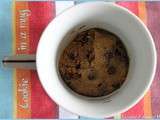 Cookie in a mug au sucre de coco et pépites de chocolat (cookie dans une tasse)