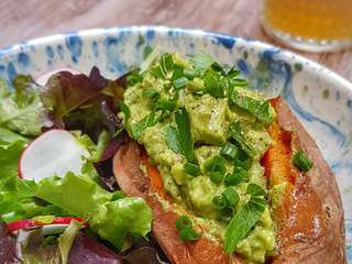 Patates douces rôties, farcies à l'avocat et au tofu