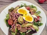 Crudités en salade, bacon et œuf mollet