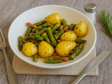 Poêlée aux pommes de terre grenaille, lardons de volaille et asperges vertes