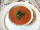 Soupe chaude de tomates crues