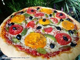 Pizza aux tomates et poivrons frais