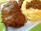 Steaks de boeuf en sauce et la purée de pomme de terre